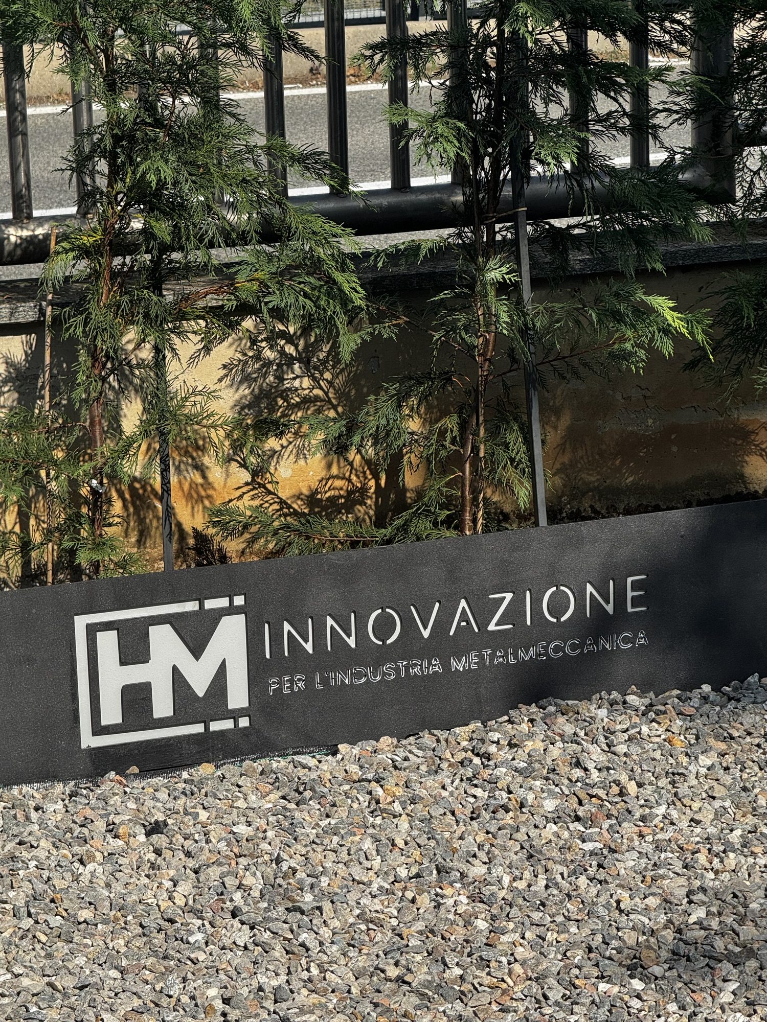 Insegna HMC all'ingresso dello stabilimento